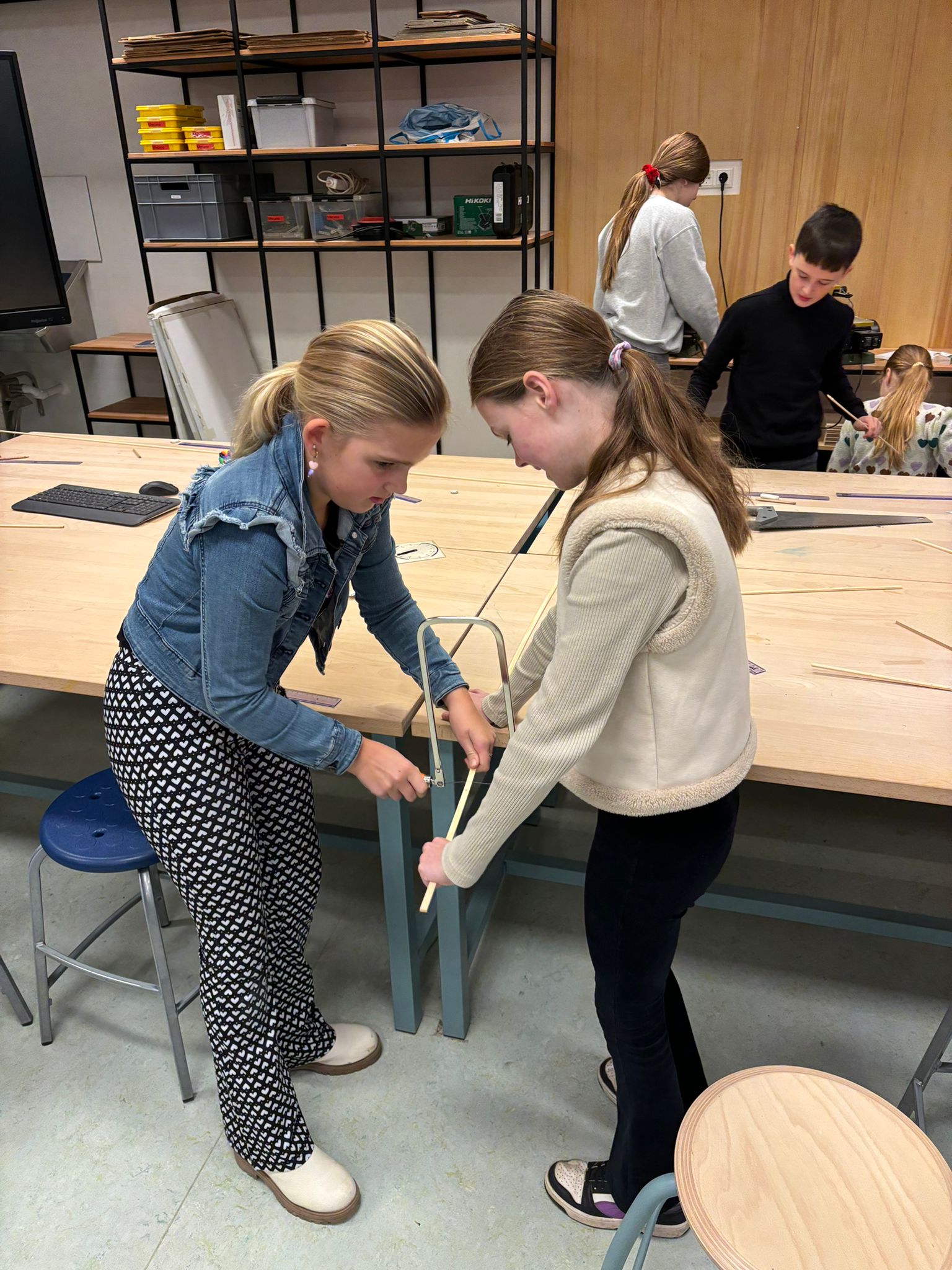 Kerstbomen zagen in de bovenbouw